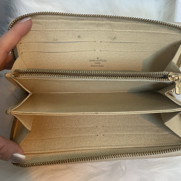 2012 authentic Louis Vuitton Damier Azure (DA) zippy long wallet - Picture 8 of 16
